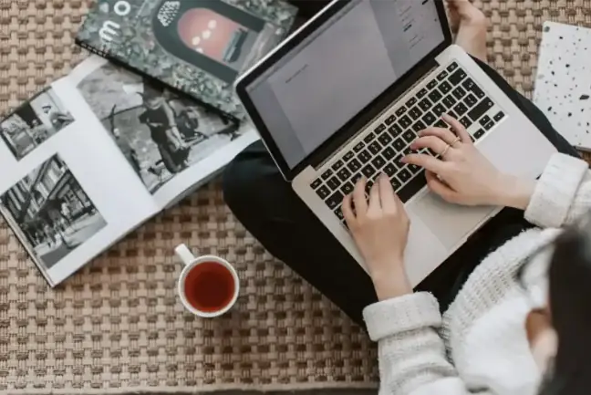 Oportunidades para emprendedores en España, Islas Canarias y Colombia En la imagen se observa un apersona usando su portátil y buscando una Oportunidades para emprendedores en España, Islas Canarias y Colombia.