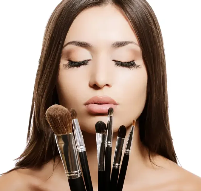 x Modelo con kit de brochas en la mano para maquillar con productos de belleza Artistry ,Productos naturales en Vecindario Las Palmas con Sandra Hurtado Shop