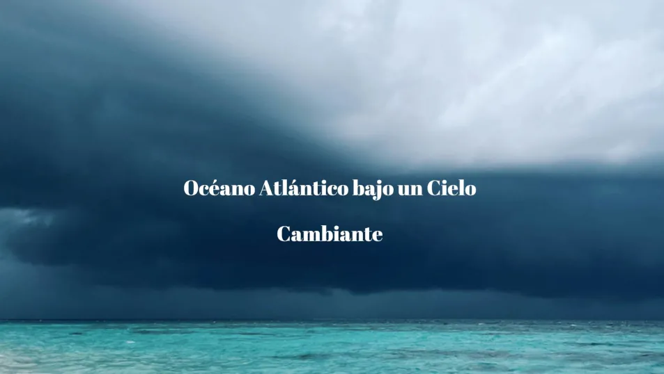 Océano Atlántico con nubes y cielo cambiante en una tormenta tropical.